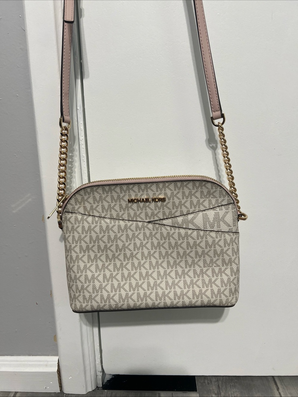 Michael Kors Beige Signature Canvas Crossbody with Pink Trim - Picture 3 of 8